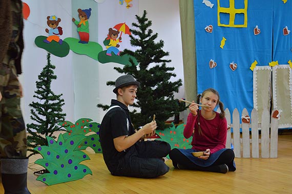 Gimnazjali�ci przedszkolakom