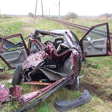 20-letni kierowca cudem prze�y�  zderzenie z poci�giem