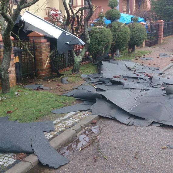 W Kamieniu Pomorskim porywisty wiatr zerwa� cz�� dachu