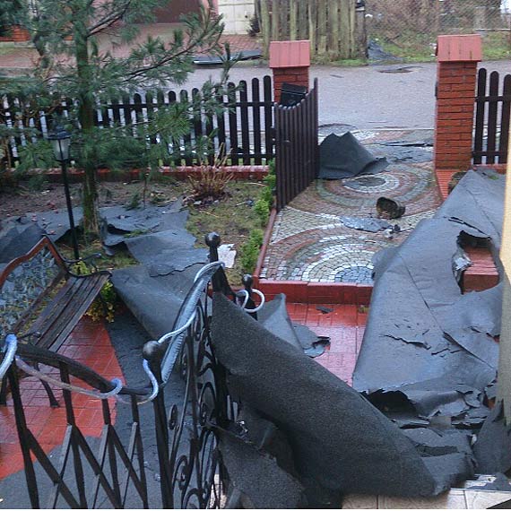 W Kamieniu Pomorskim porywisty wiatr zerwa� cz�� dachu