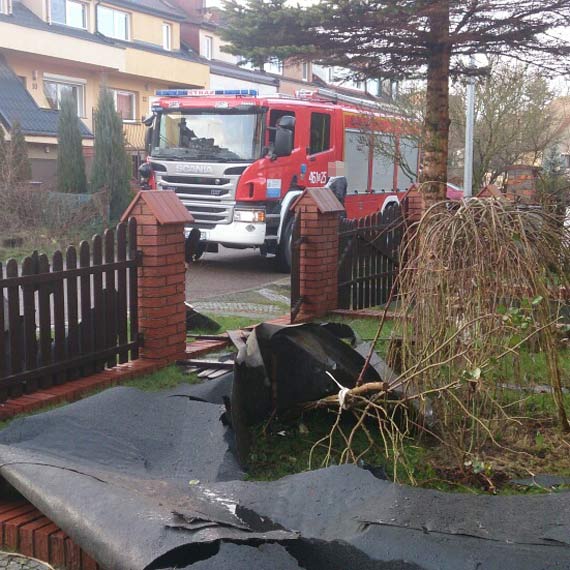 W Kamieniu Pomorskim porywisty wiatr zerwa� cz�� dachu