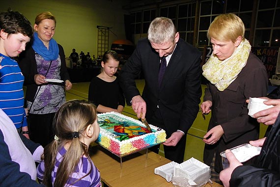 Burmistrz wylicytował tort którym obdzielił mieszkańców Kamienia Pomorskiego