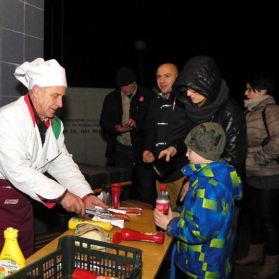 Burmistrz wylicytował tort którym obdzielił mieszkańców Kamienia Pomorskiego