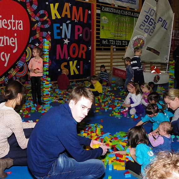 Burmistrz wylicytował tort którym obdzielił mieszkańców Kamienia Pomorskiego