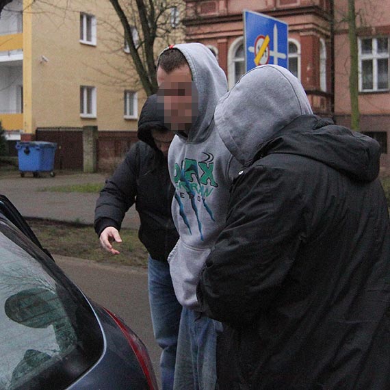 Z�odzieje traktor�w zatrzymani. To mieszka�cy powiatu kamie�skiego. Zobacz film!