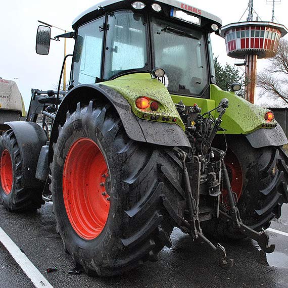 Z�odzieje traktor�w zatrzymani. To mieszka�cy powiatu kamie�skiego. Zobacz film!