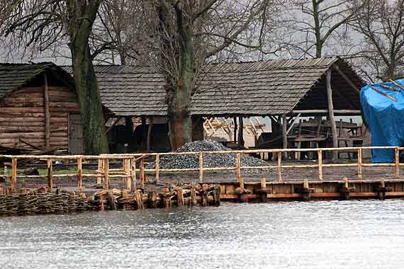 Wczesno�redniowieczne nabrze�e zrekonstruowano w skansenie Centrum S�owian i Wiking�w w Wolinie