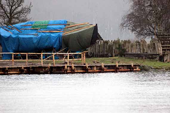 Wczesno�redniowieczne nabrze�e zrekonstruowano w skansenie Centrum S�owian i Wiking�w w Wolinie