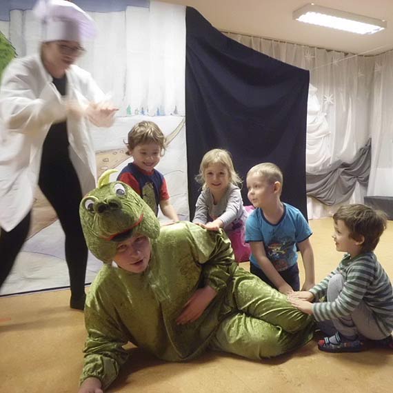 Przedszkolaki z Dziwnowa obejrza�y spektakl krakowskiego teatru Duet