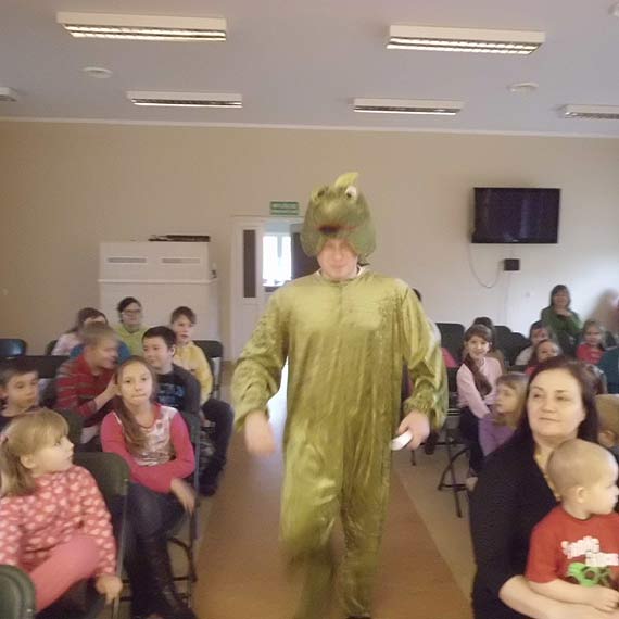 Przedszkolaki z Dziwnowa obejrza�y spektakl krakowskiego teatru Duet