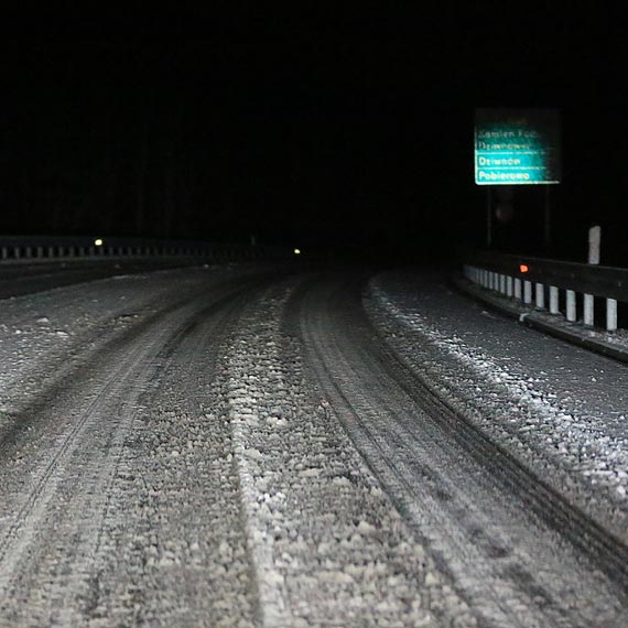 �nieg i mr�z znowu zaskoczy�y drogowc�w 