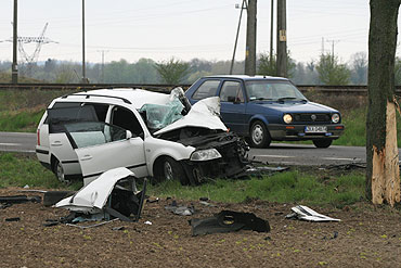 Volkswagen uderzy� w drzewo. Dwie osoby s� ranne