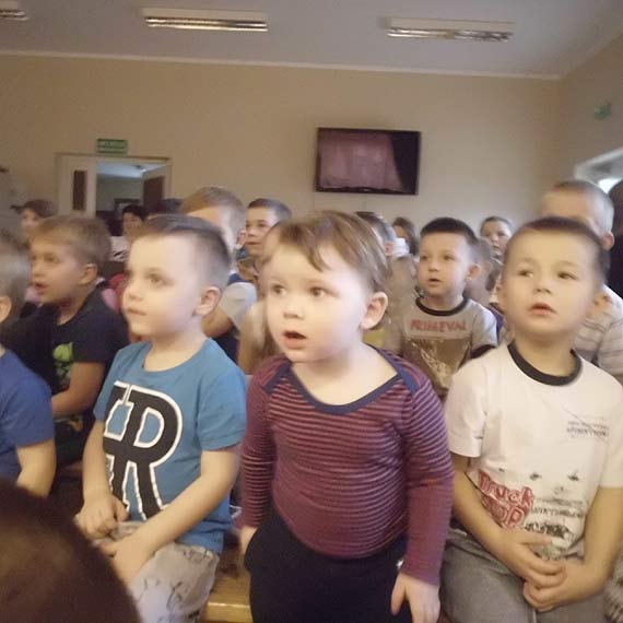 Przedszkolaki z Dziwnowa obejrza�y spektakl krakowskiego teatru Duet