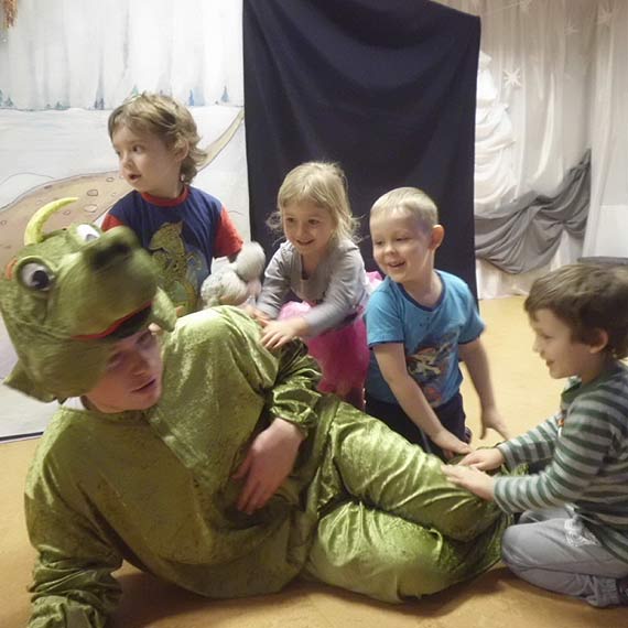 Przedszkolaki z Dziwnowa obejrza�y spektakl krakowskiego teatru Duet