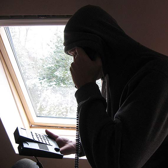 Oszukuj� senior�w, podaj�c si� za policjant�w