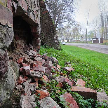 Tu też może dojść do tragedii! Kamieńskie mury rozsypują się