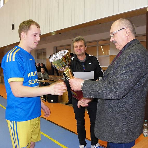 Ba�tyk Gosty� wygrywa I Memoria� im. Tadeusza Mandziaka w halowej pi�ce no�nej