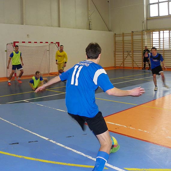 Ba�tyk Gosty� wygrywa I Memoria� im. Tadeusza Mandziaka w halowej pi�ce no�nej