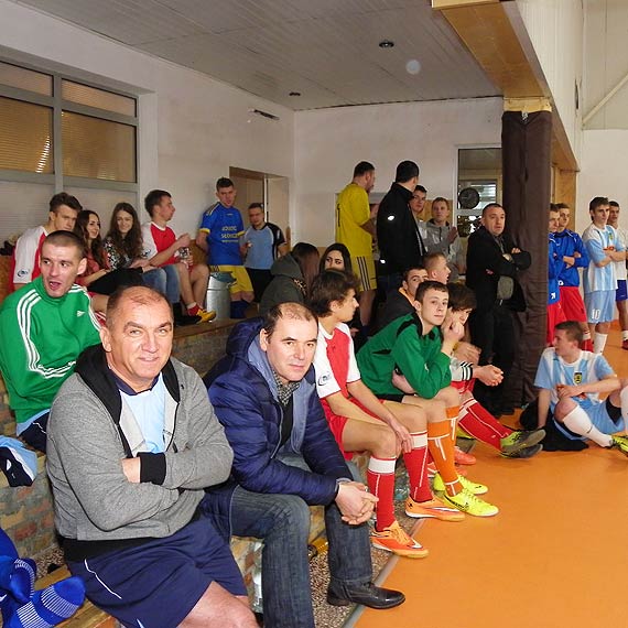 Ba�tyk Gosty� wygrywa I Memoria� im. Tadeusza Mandziaka w halowej pi�ce no�nej