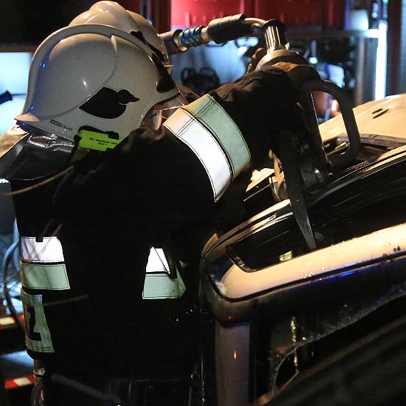 By wydoby� rannego, stra�acy rozci�li blachy auta