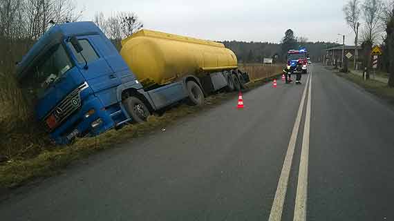 W Wysokiej Kamie�skiej cysterna wpad�a do rowu