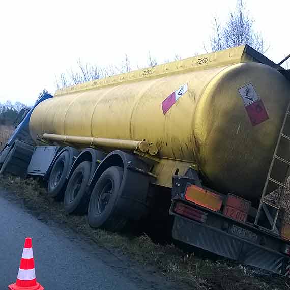 W Wysokiej Kamie�skiej cysterna wpad�a do rowu