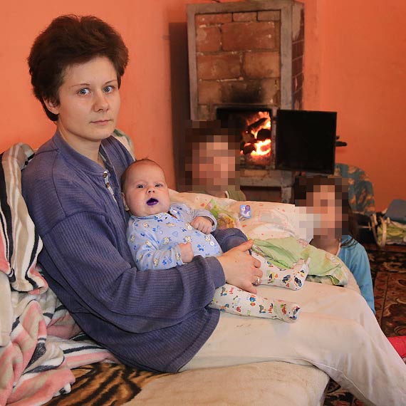 Od o�miu lat nie maj� �azienki. Twierdz�, �e O�rodek Pomocy Spo�ecznej im nie pomaga