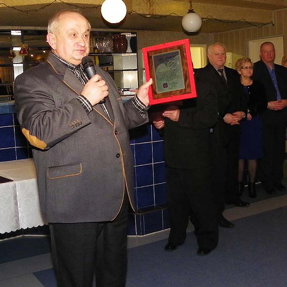 Na 50-lecie LKS „Znicz” Wysoka Kamie�ska puchar od w�adz Zachodniopomorskiego Zrzeszenia LZS