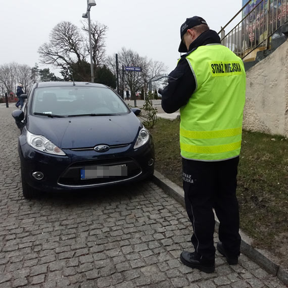 Kierowcy nagminnie �ami� przepisy przy Promenadzie Gwiazd. Do akcji wkroczy�a stra� miejska