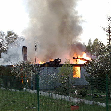 Sp�on�o mieszkanie. Rodzina z ma�ymi dzie�mi zosta�a bez �rodk�w do �ycia