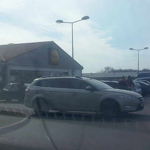 Mistrz parkowania cz�ciowo zastawi� wjazd na parking
