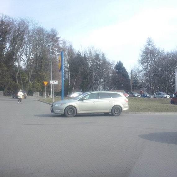 Mistrz parkowania cz�ciowo zastawi� wjazd na parking