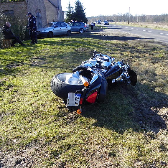 Zderzenie motocykla z osob�wk� na szcz�cie bez ofiar w ludziach