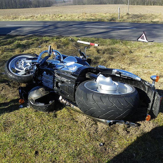 Zderzenie motocykla z osob�wk� na szcz�cie bez ofiar w ludziach
