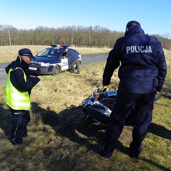 Zderzenie motocykla z osob�wk� na szcz�cie bez ofiar w ludziach