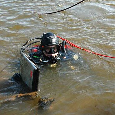 Policjanci znale�li laptopy na dnie Odry