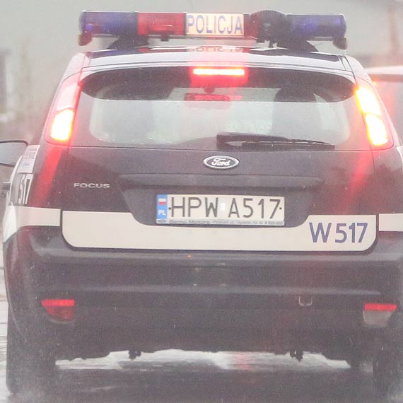 Kierowca golfa uderzy� w drzewo i dachowa�. By� pijany 