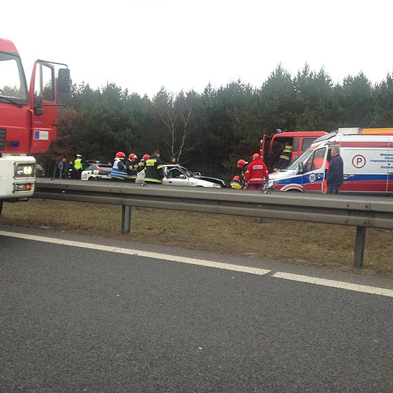 Na drodze ekspresowej S3 dachowa� samoch�d. Korek ma ju� trzy kilometry