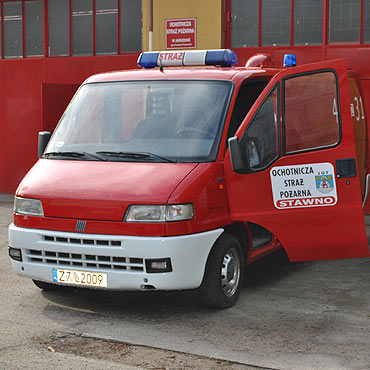 Stra�acy przemalowali policyjne radiowozy