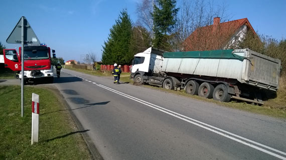 W Golczewie kierowca ci�ar�wki zjecha� do rowu by unikn�� zderzenia z osob�wk�