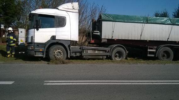 W Golczewie kierowca ci�ar�wki zjecha� do rowu by unikn�� zderzenia z osob�wk�