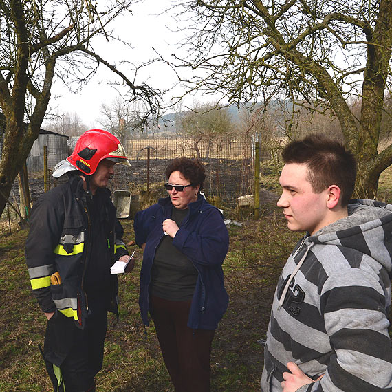 Pożar traw w Wapnicy. Na miejscu dwa zastępy strażaków