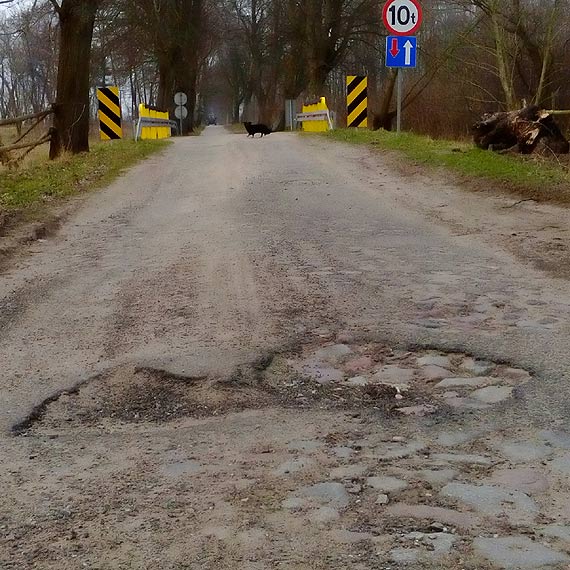 Czytelnik: Krzy� na �wi�ta pi�knie ustrojony, a w drodze wyrwa!