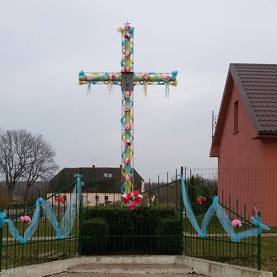 Czytelnik: Krzy� na �wi�ta pi�knie ustrojony, a w drodze wyrwa!