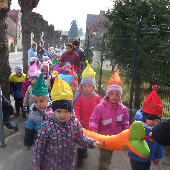 Przedszkolaki przywita�y wiosn�