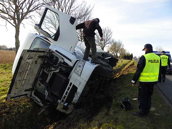 Pod Rzewn�wkiem samoch�d ch�odnia w rowie