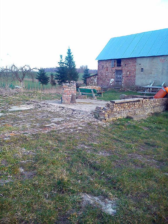 Grilla nie b�dzie? Kto� ukrad� ceg�y z wiejskiego placyku