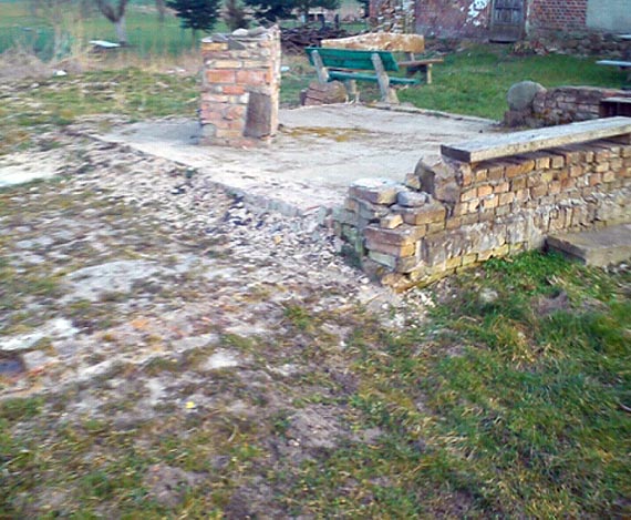 Grilla nie b�dzie? Kto� ukrad� ceg�y z wiejskiego placyku