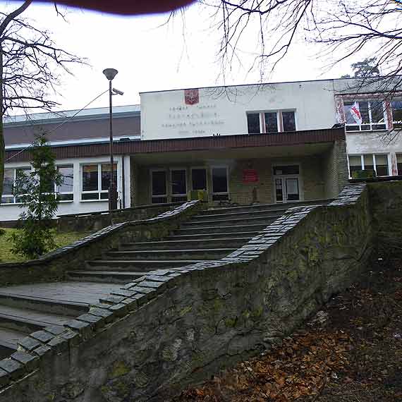 Azbest z zadaszenia nad wej�ciem do szko�y w Mi�dzyzdrojach b�dzie usuni�ty