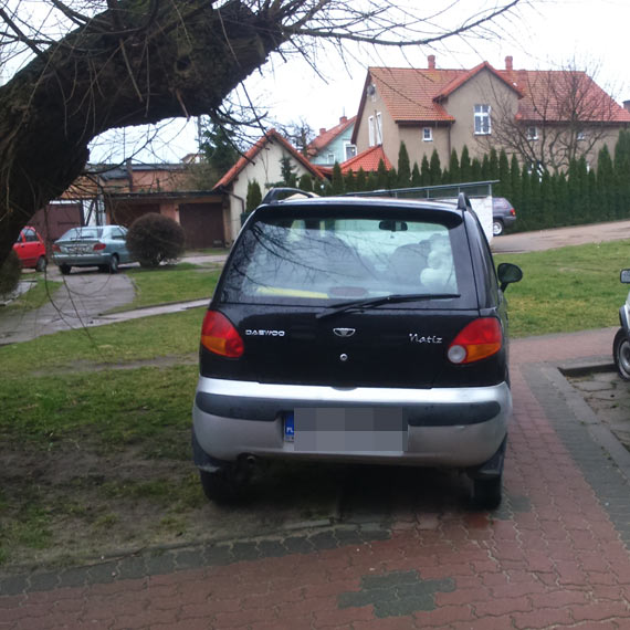 Mistrz parkowania w Wolinie zaparkowa� na chodniku